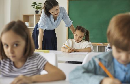 Les assistants d'éducation en CDD depuis six ans pourront bénéficier d'un CDI à partir du 1er septembre.